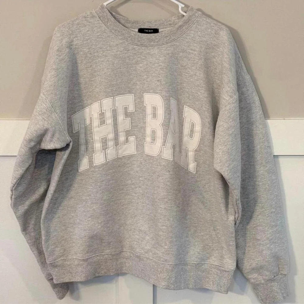 This is a pre-owned women's "THE BAR" sweatshirt in light heather grey, size L - Picture 5 of 8